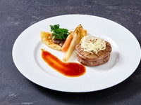 Main Dish ④: Wagyu beef fillet sauteed with Ryukyu moromi vinegar-flavored fond de veau sauce ¥8,000