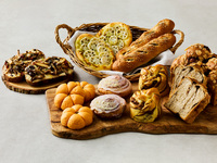 【1/5～2/28 金曜日／ハッピーフライデーランチ】香ばしい幸せ、焼きたてパンとワンドリンク付き！イタリアンセミビュッフェ 