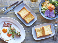 【土日祝ブランチタイム】 “MERCER BRUNCH“特製のフレンチトーストのついたコース料理3品＆カフェ