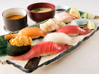 Set ng pagkain na may sarsa ng sushi