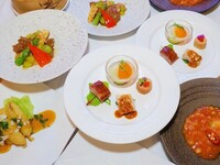 ■ 2名様よりホール席 ｜ 税込4,000円（料理のみ）｜銘々盛り｜サービス料・チャージ料0円