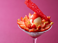 【土日祝日｜苺フェア】苺づくしのご褒美パフェ ドリンクセット（12/26～）