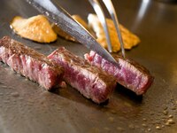 限時優惠【2025聖誕節】聖誕牛排晚餐。下午5:30前入場的顧客可享用氣泡酒、甜點和咖啡。