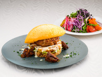 【平日限定】“オムバーグ”　群馬県産「こだわり旨味」を使用したオムレツ　ストロガノフ風味のピラフ　丸ノ内ホテル 伝統のハヤシソース（1/8～）