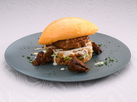 【平日限定】“オムバーグ”　群馬県産「こだわり旨味」を使用したオムレツ　ストロガノフ風味のピラフ　丸ノ内ホテル 伝統のハヤシソース（1/8～）