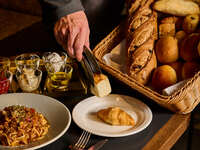 温かいパンが主役THE TASTE LUNCH（パン食べ放題）／乾杯用スパークリングワイン付き