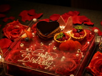 【周年庆～百花旅乱～（2月16日～2月28日）】包含特调鸡尾酒祝酒☆享用绯红玫瑰盒蛋糕★冬季特惠套餐（包含祝酒/歌剧心形蛋糕）