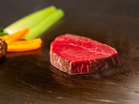 Un piatto lussuoso a base di Ginrei e Byakurin, foie gras e frutti di mare, disponibile solo a gennaio, accompagnato da un bicchiere di champagne.