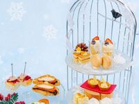 [下午茶+咸味小吃套餐（1/3，1/4）] 白雪魔法：季节限定的下午茶点心，包含六款甜点和三款咸味小吃，包括香草白巧克力焦糖酱意式奶冻、提拉米苏白挞和白巧克力泡芙。