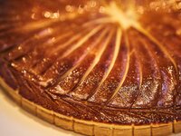 Celebrate the New Year with Galette des Rois! [THE UPPER Steak Party (Fridays and Saturdays only) + Galette des Rois] Main course: charcoal-grilled beef steak with 2 hours of free flow and a large platter sharing course