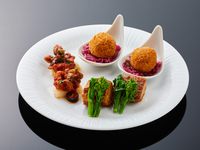 〈Evening Afternoon Tea〉:  A stand featuring spare ribs and seasonal vegetables + 3 hours of all-you-can-drink (2/1 - 3/31)