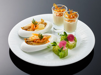 〈Evening Afternoon Tea〉:  A stand featuring spare ribs and seasonal vegetables +  2 hours of all-you-can-drink including champagne(2/1 - 3/31)