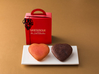 2 pieces of heart-shaped baked goods <1 piece each of 2 types>