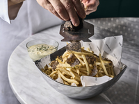 *Great value for 2 people!![Truffle-flavored fries with house truffle sauce] Strawberry Heart Moment Parfait [Includes 1 Drink]