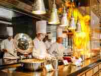 【10周年記念企画：土日祝】＜特別価格＞乾杯ドリンク付きランチ！オープンキッチンからの出来立て料理が大人気！スイーツも登場！