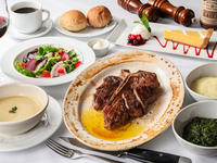 【仅限工作日】小牛肉T骨套餐：包含小牛肉T骨牛排、沙拉、汤和甜点共6道菜