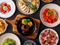 【苺フェア ランチセット】ママ会や女子会利用にうれしいサラダビュッフェ、カフェフリー、苺のミニアサイーボウルがついたプラン