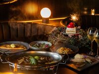[Platinum Birthday Course] A luxurious anniversary plan featuring popular dishes such as Mexican pizza and Angus steak, with a flower wreath cake and sparkling wine toast.