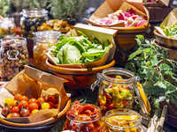 [Weekdays] Lunch course consisting of salad bar, grilled dishes, and a platter of three sweets