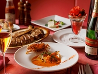 1 से 28 फरवरी तक, वैलेंटाइन स्पेशल: 28 दिनों तक रखा गया टी-बोन स्टेक कोर्स, जिसमें टी-बोन स्टेक, अल्फोंसिनो और क्रैब बूइलाबैस, स्ट्रॉबेरी पारफेट और बहुत कुछ शामिल है।