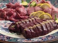 【うしみつ一門目黒「THE ホルモン」コース】厳選されたタンとホルモン全13種の特別コース！神谷商店の新鮮ホルモンもご提供！絶品のMIXホルモン串もお楽しみください。