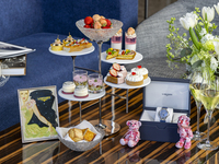 【16時・16時半入店】コンラッド・ベア付き・桜ストロベリーデラックスアフタヌーンティー with ロンジン