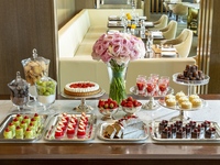 【仅限周末供应的早午餐，包含新鲜草莓等甜点自助餐】