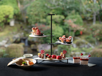 Savourez un thé de l'après-midi Valentine Rouge tout en admirant le jardin japonais.