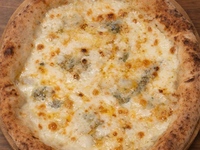 Take-out Pizza Quattro Formaggi