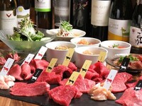 熟成肉堪能コース(E)人気のユッケや牛刺し、キンパなど盛沢山。お肉の盛り合わせは熟成黒毛和牛を色々な部位で食べ比べが出来る豪華プラン！