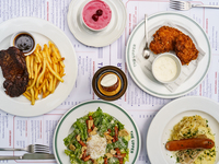 【晚餐套餐】共4道菜：餐前小点 + 开胃菜 + 主菜 + 甜点 + 咖啡