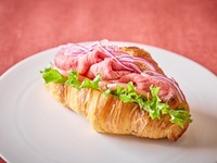 ＜平日＞『クロワッサンサンド付き桜色のストロベリーアフタヌーンティー』 スイーツでお花見気分！～桜といちごが奏でる心ときめくひとときを～　マリアージュフレールもお替り自由