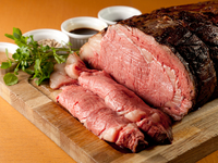 [Souvenir included] Hotel's traditional roast beef lunch + sweets & deli island