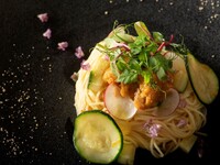 【土日祝：公式限定特典付ランチコースB】前菜・パスタ・メイン等全5品＆ドリンクビュッフェ