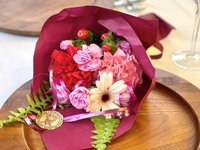 4/13  ■グループに1つミニブーケ・乾杯ドリンク付！　大切な方へお花付きディナーコース！母の日や父の日にも￥12000【税サ込】