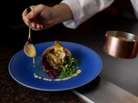 来自玄海的鲜活鲍鱼和精选九州黑毛和牛牛排套餐