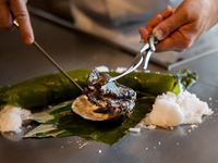 来自玄海的鲜活鲍鱼和精选九州黑毛和牛牛排套餐