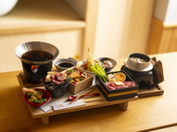 Kyoto Rice Bowl Five-Type Tasting Set ~Wagyu Beef and Mountain Vegetable Moon Viewing Sukiyaki Hot Pot~ (Spring ver./March 1, 2026)