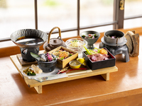 Kyoto Five-Type Bowl Tasting Set ~ Wagyu Beef and Mountain Vegetable Moon Viewing Sukiyaki Hot Pot ~ (Spring ver. / From March 1, 2026)