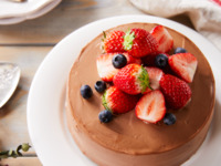 【★バレンタインデー迄のおすすめアニバーサリーディナー★】乾杯酒＆ミニーブーケ＆卓上キャンドル装飾付！チョコクリームのホールケーキ・メインは寒鯛＆オーストラリア産牛サーロインのフルコース全5皿！