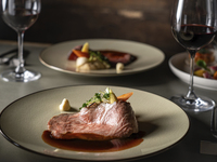 〈3時間プレミアム飲み放題〉ちょっと贅沢なご宴会に！ボトルワイン含め75種類以上のドリンク！氷温熟成牛とハーブチキンのグリルミストがメインの特別コース ～Luce～