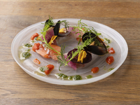 幹事様必見！〈2時間飲み放題〉スパークリングワイン含む60種類！メインはジューシー鶏もも肉。華やかな前菜やトリュフポテトも楽しめるパーティーに最適なコース！～Felice～　4,000円