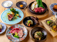 【全7品】神戸牛コース 極上肉てっさ、おばんざい５種盛り、蟹クリームコロッケ、黒毛和牛サーロイン角切りと神戸牛の江戸味噌すき焼き、土鍋銀しゃり、季節の生大福