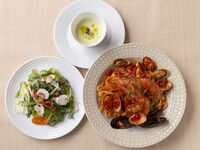 "Lunch Prifix Ｃ"自慢の窯焼きピザと豚肩ロースグリルが楽しめる