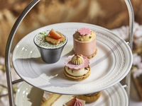 Sakura and Strawberry Royale〈with original cocktail〉