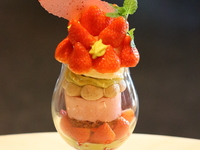 夜のパフェテーブル