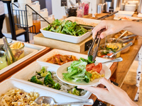 	 平日ランチのご予約はこちら！選べるメイン料理とドリンクバーやパン・カレー等のついたおかわり自由のサラダビュッフェセット
