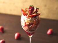 Spring Limited! Cherry Blossom-Scented Strawberry Strawberry Strawberry Parfait + 1 Choice of Café Drink (Weekdays 3/1–4/30)