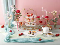[Weekdays only] Authentic French afternoon tea with ripe strawberries and pistachios, served with rose-scented sparkling wine