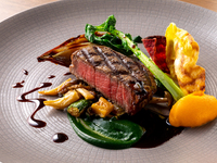 Lunch buffet with a choice of main course [Saturdays, Sundays, and holidays in April and May]